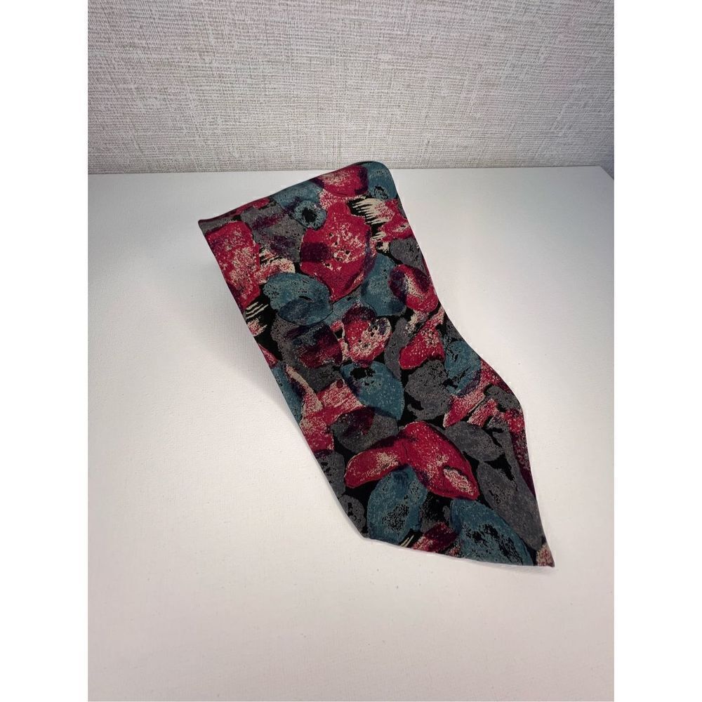 417 By Van Heusen Watercolor Abstract Pattern Unique 100% Silk Tie